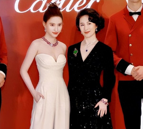 东方配资 何超莲沈阳活动状况百出，穿超短裙险走光，涵养却惊艳众人