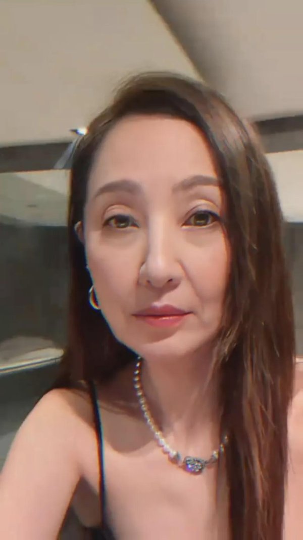 要配资 44歲鄭希怡斷崖式變老依然自信，網民驚訝：變伍詠薇了？